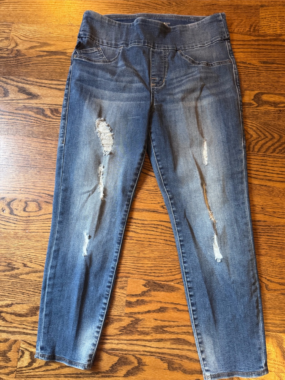 Rock & Republic Distressed Skinny Jeans in Faded Blue